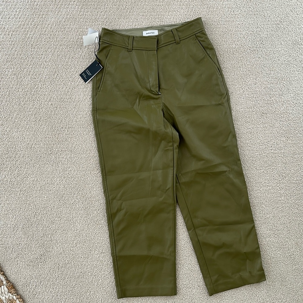 Babaton Aritzia command cropped pant. Size 6. BNWT.